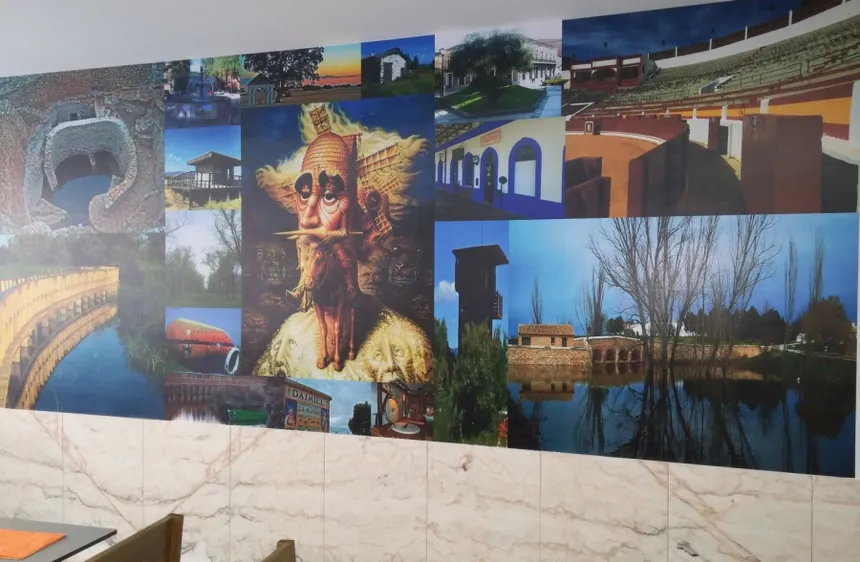 Mural de vinilo impreso a medida con imágenes de Daimiel, instalado en una pared