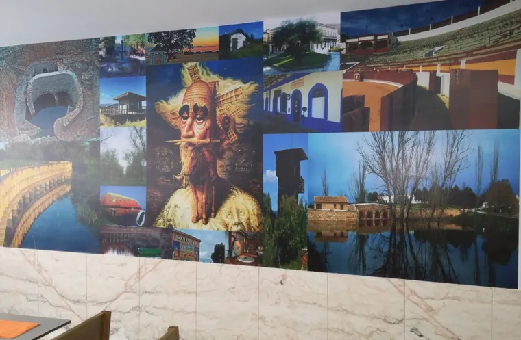 Mural de vinilo impreso con un collage de imágenes de Daimiel, instalado por Mundimática
